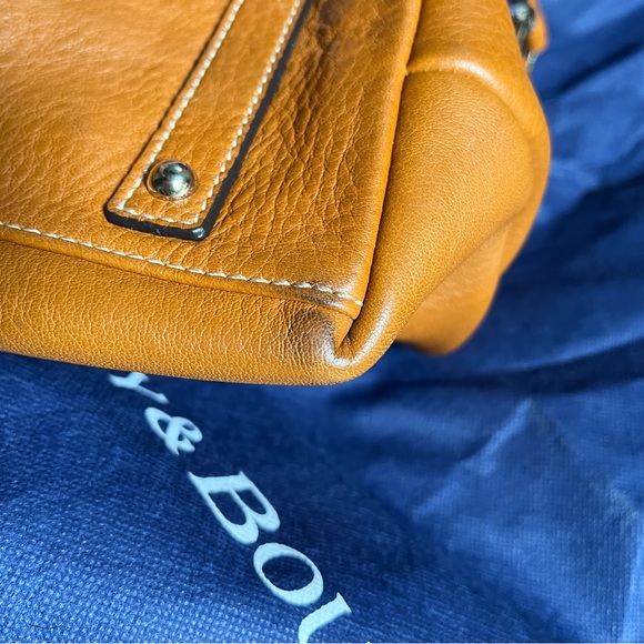 GUC Dooney and Bourke classic style shoulder bag. - Picture 5 of 6